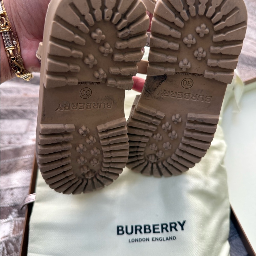 Burberry Kids Beige Sandals with Black Logo - Picture 6 of 8